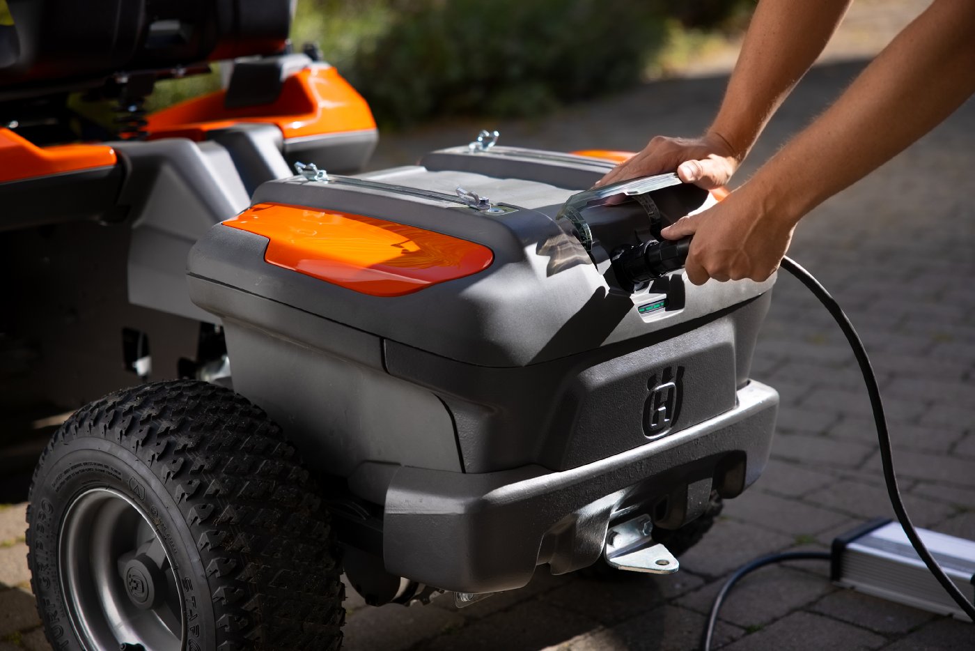 Husqvarna Akku-Frontmäher Rider 200iX – Modell 2025 (Grundgerät ohne Mähdeck)